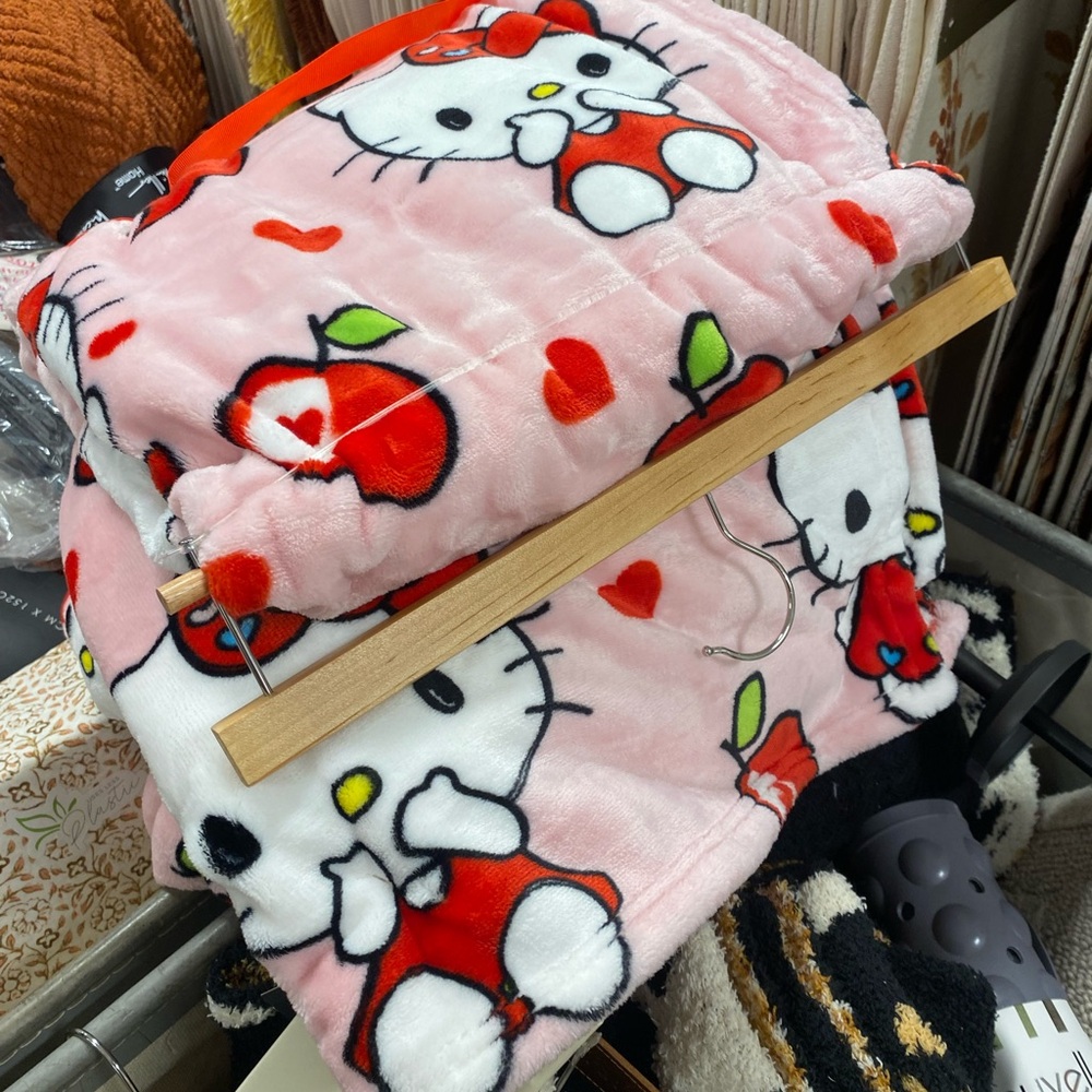 Apple Hello kitty blanket
